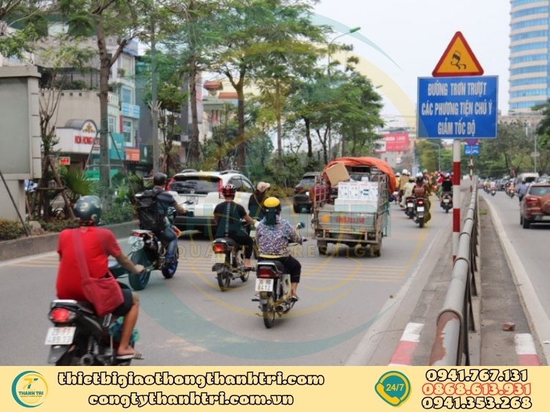 Biển báo đường trơn W.222a