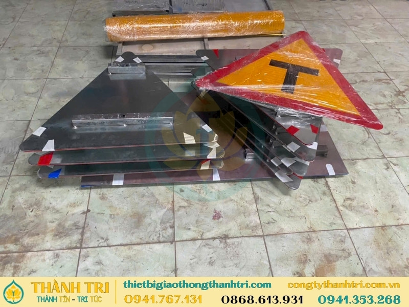 Sản xuất gia công các loại biển báo tam giác, chữ nhật tại xưởng Sản xuất gia công các loại biển báo tam giác, chữ nhật tại xưởng
