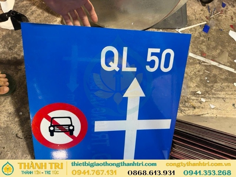Biển chỉ dẫn QL50 kết hợp biển cấm ô tô