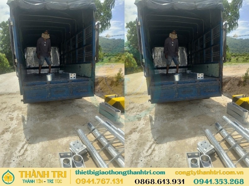 Bốc dỡ lan can cầu mạ kẽm từ trên xe tải xuống Bốc dỡ lan can cầu mạ kẽm từ trên xe tải xuống