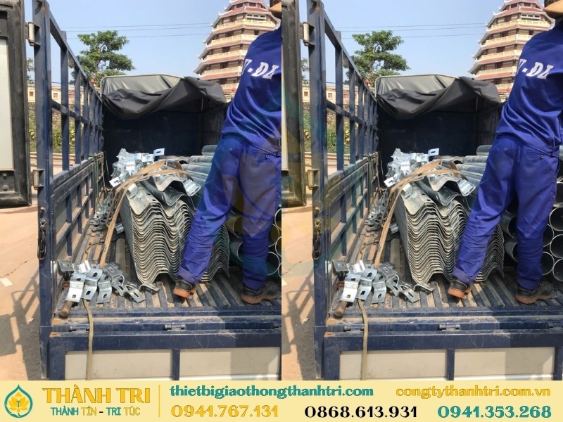 Vận chuyển giao hàng hộ lan tôn sóng đã mạ kẽm cho khách hàng