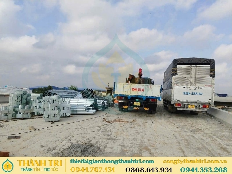 Vận chuyển giao hàng lan can cầu đường mạ kẽm cho khách Vận chuyển giao hàng lan can cầu đường mạ kẽm cho khách