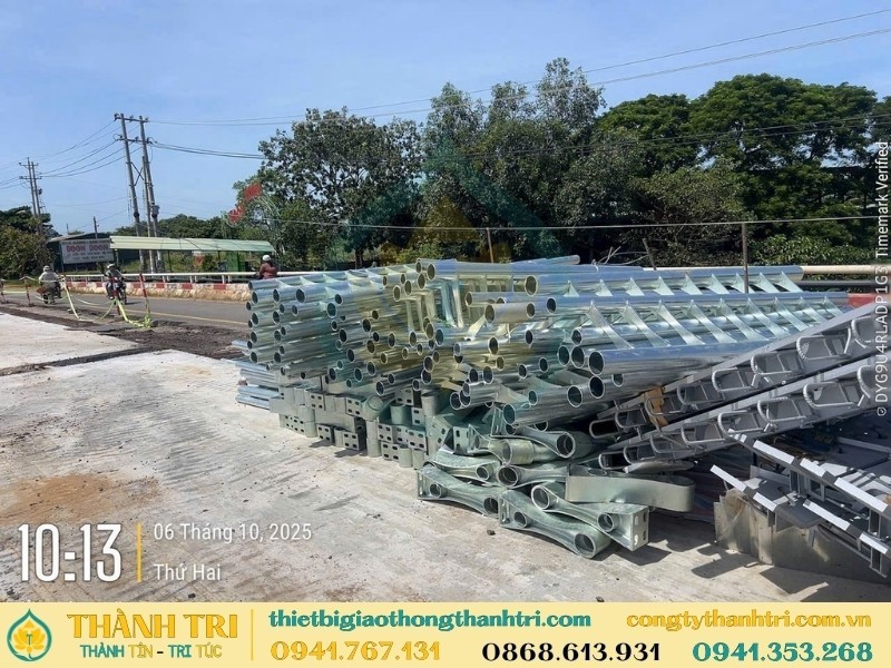 Vận chuyển giao hàng lan can cầu đường mạ kẽm cho khách Vận chuyển giao hàng lan can cầu đường mạ kẽm cho khách