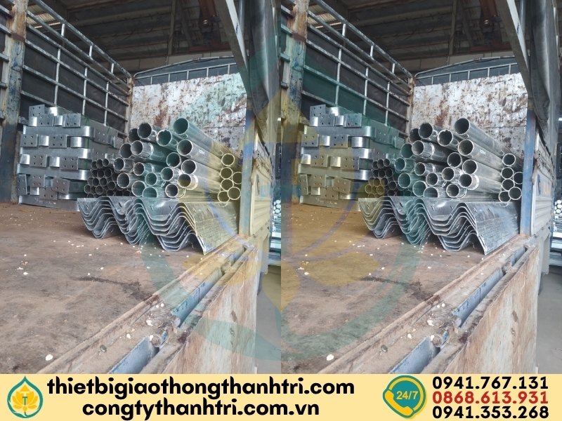 Giao hàng hộ lan tôn sóng tại công trình cho khách hàng Giao hàng hộ lan tôn sóng tại công trình cho khách hàng