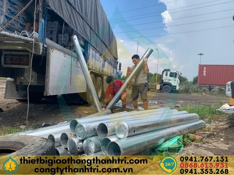 Giao hàng hộ lan tôn sóng cho khách hàng