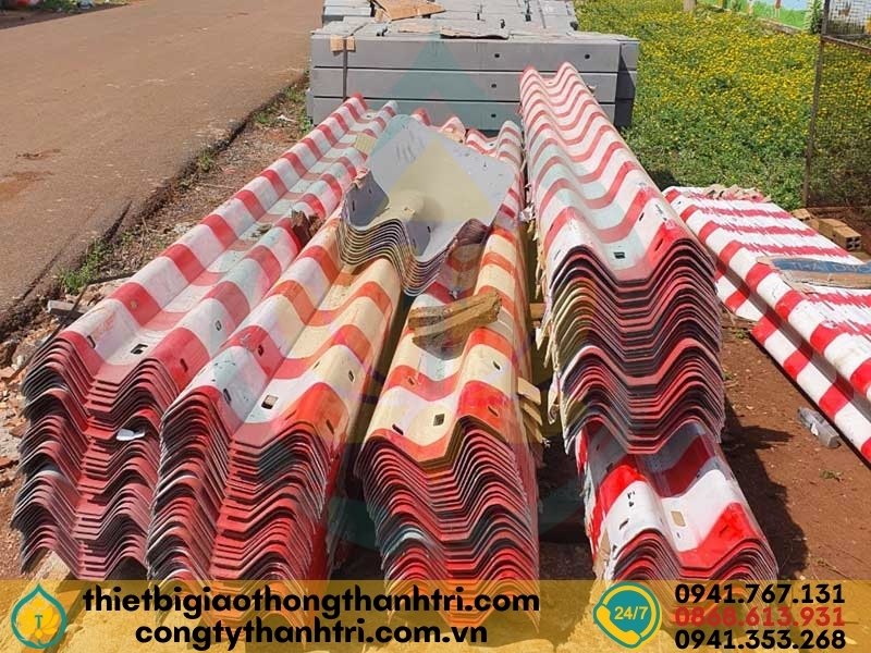 Giao hàng hộ lan tôn sóng sơn trắng đỏ