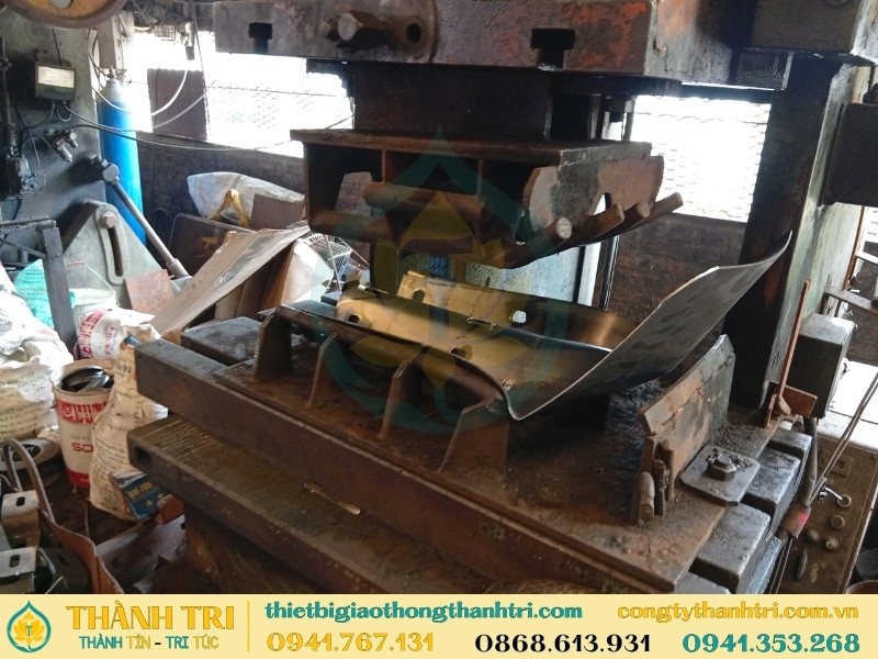 Tấm đầu cuối hộ lan được gia công tại xưởng Tấm đầu cuối hộ lan được gia công tại xưởng