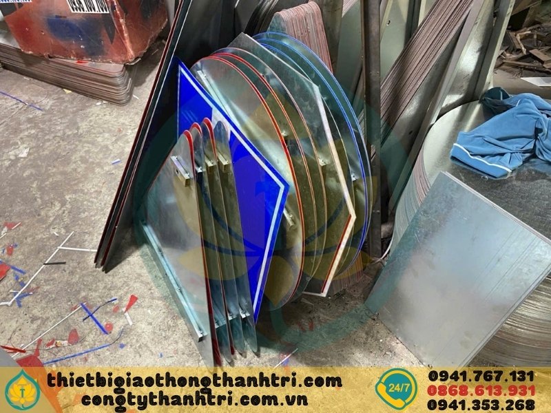 Sản xuất biển báo giao thông đường bộ tại xưởng Công ty TNHH Thành Tri