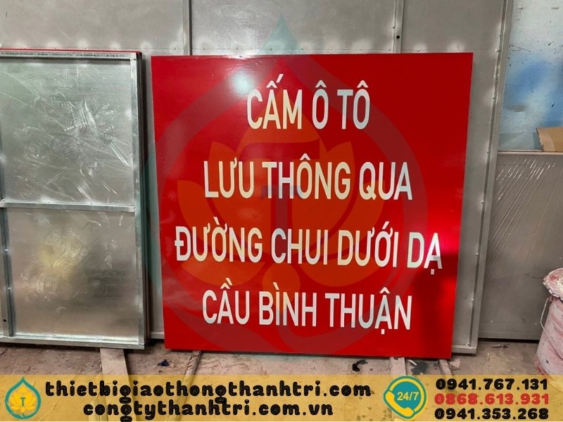 Sản xuất biển báo giao thông đường bộ tại xưởng Công ty TNHH Thành Tri