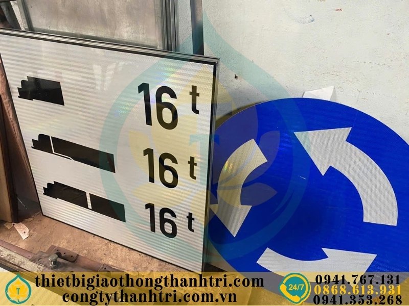 Sản xuất biển báo hiệu lệnh tại xưởng Công ty TNHH Thành Tri Sản xuất biển báo hiệu lệnh tại xưởng Công ty TNHH Thành Tri