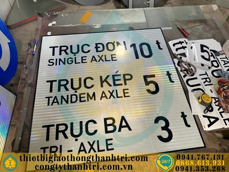 Sản xuất biển báo phụ tại xưởng Công ty TNHH Thành Tri