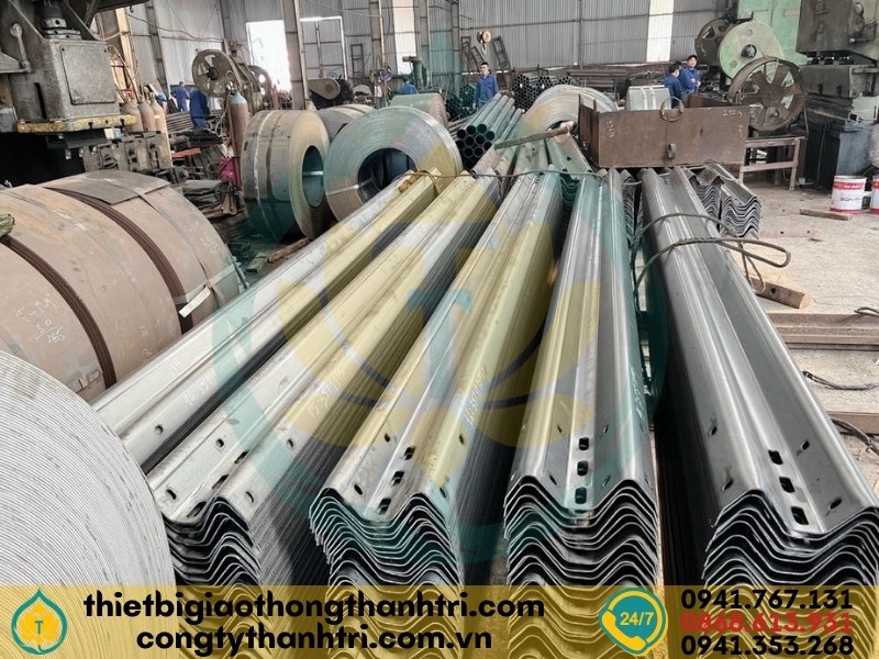 Sản xuất hộ lan tôn sóng mạ kẽm nhúng nóng tại xưởng Công ty TNHH Thành Tri