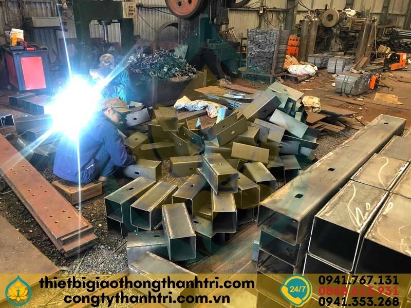 Sản xuất hộ lan tôn sóng tại xưởng Công ty TNHH Thành Tri