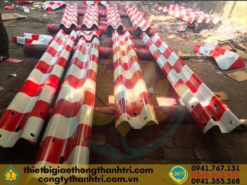 Sản xuất hộ lan tôn sóng sơn trắng đỏ tại xưởng Công ty TNHH Thành Tri