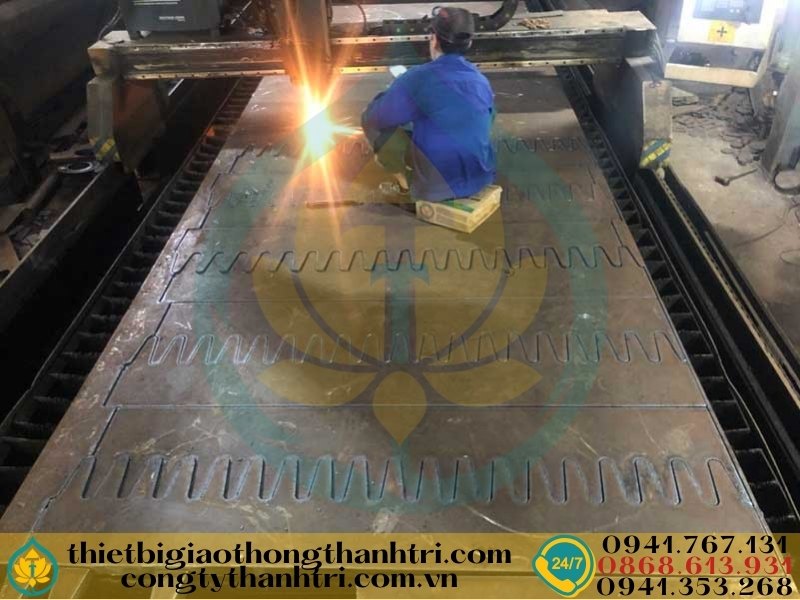 Sản xuất khe co giãn răng lược tại xưởng Công ty TNHH Thành Tri