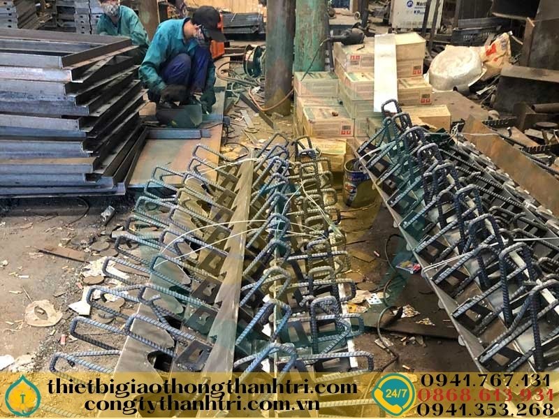 Sản xuất khe co giãn răng lược tại xưởng Công ty TNHH Thành Tri