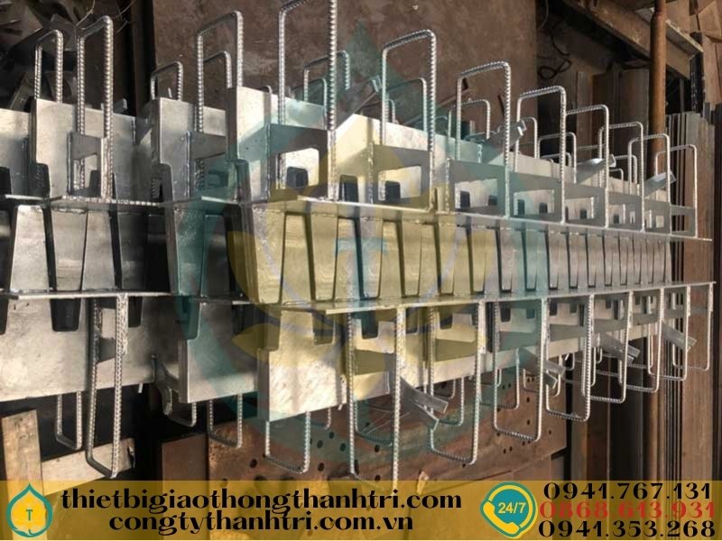 Sản xuất khe co giãn răng lược tại xưởng Công ty TNHH Thành Tri