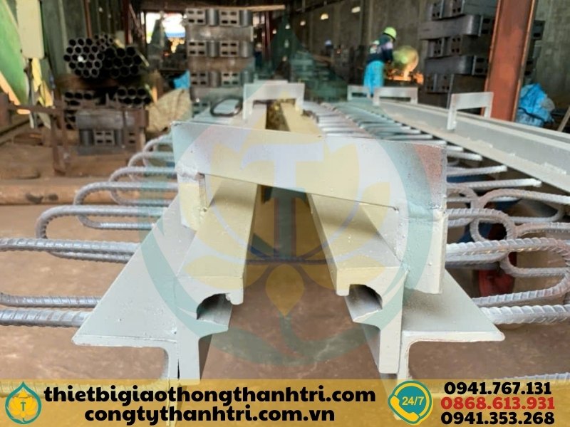 Sản xuất khe co giãn tại xưởng Công ty TNHH Thành Tri