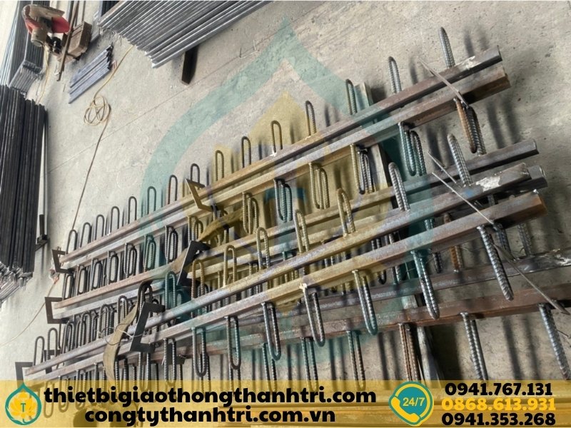 Sản xuất khe co giãn tại xưởng Công ty TNHH Thành Tri