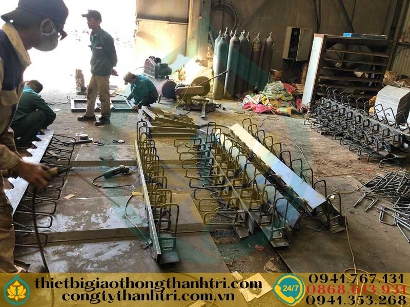 Sản xuất khe co giãn tại xưởng Công ty TNHH Thành Tri