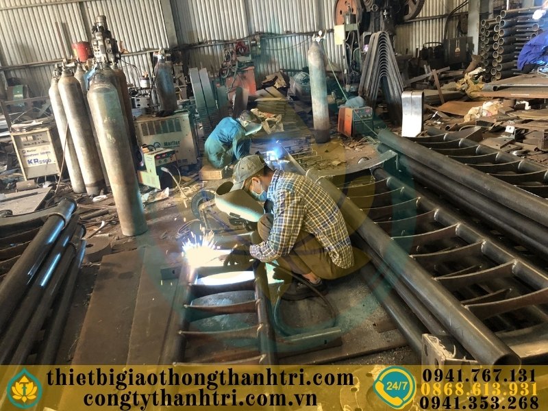 Sản xuất lan can cầu đường tại xưởng Công ty TNHH Thành Tri