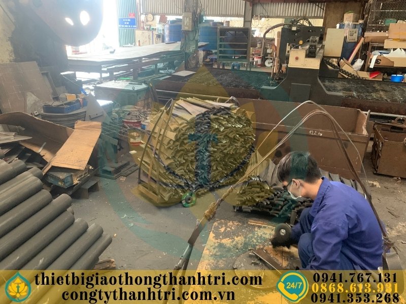 Sản xuất lan can cầu đường tại xưởng Công ty TNHH Thành Tri