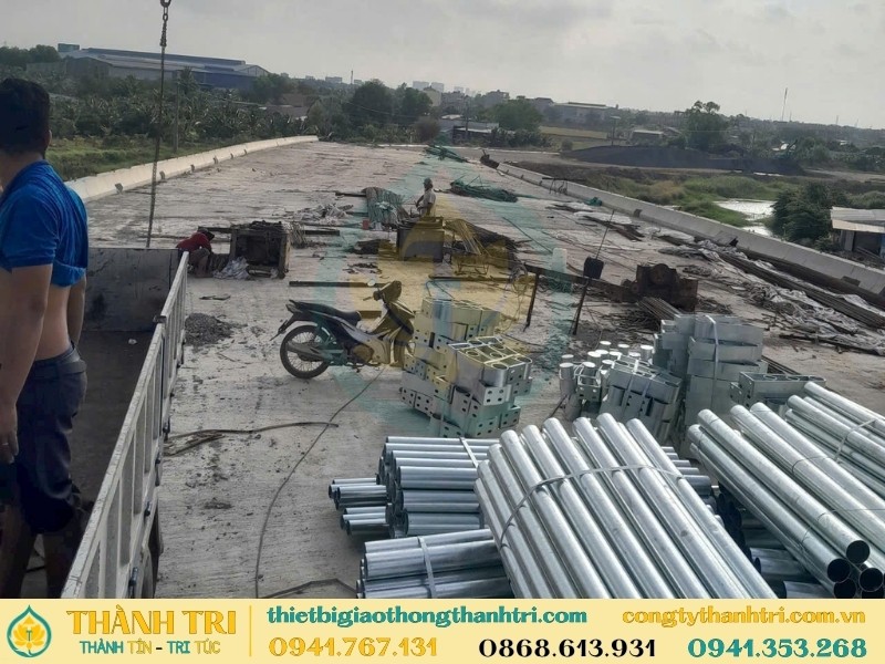 Vận chuyển giao lan can cầu đã mạ kẽm nhúng nóng cho khách hàng Vận chuyển giao lan can cầu đã mạ kẽm nhúng nóng cho khách hàng