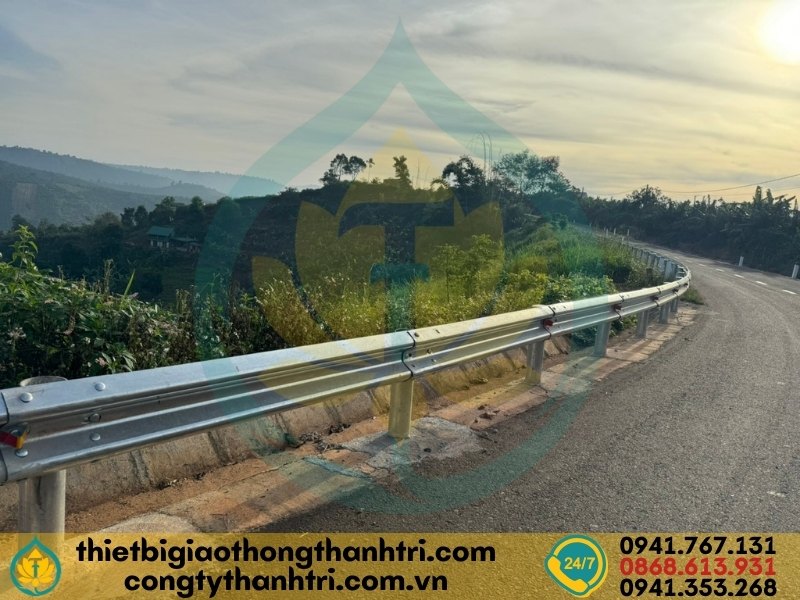 Thi công lắp đặt hộ lan tôn sóng tại công trình