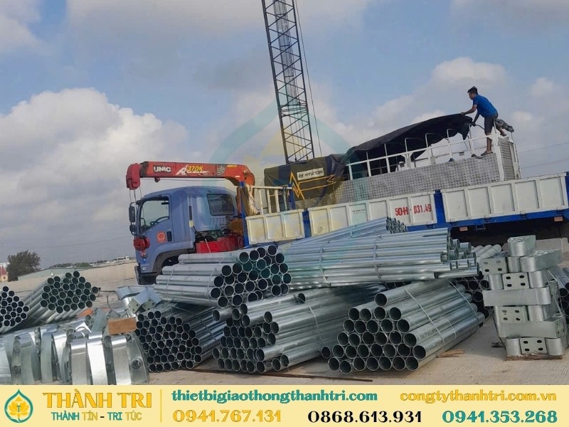 Vận chuyển giao lan can cầu đã mạ kẽm nhúng nóng cho khách hàng Vận chuyển giao lan can cầu đã mạ kẽm nhúng nóng cho khách hàng